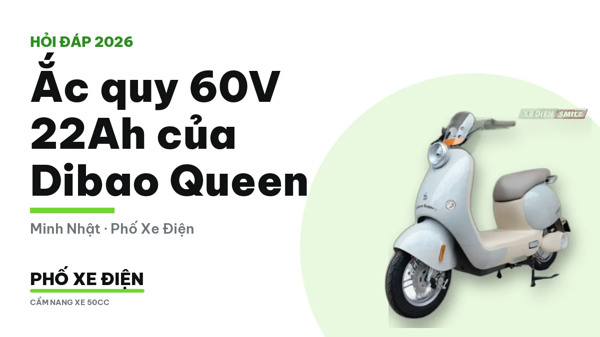 Xe máy điện Dibao Queen dựng trong sân nhà cạnh ổ cắm sạc