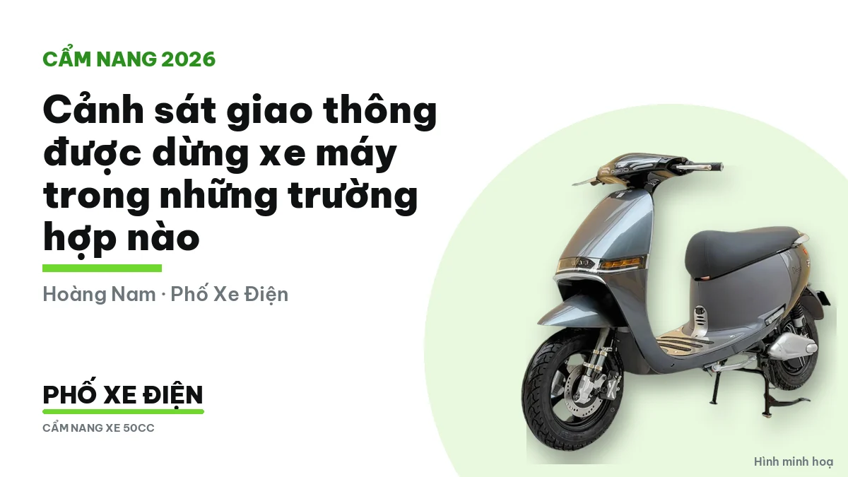 Xe máy dừng bên lề đường tại điểm kiểm tra giao thông