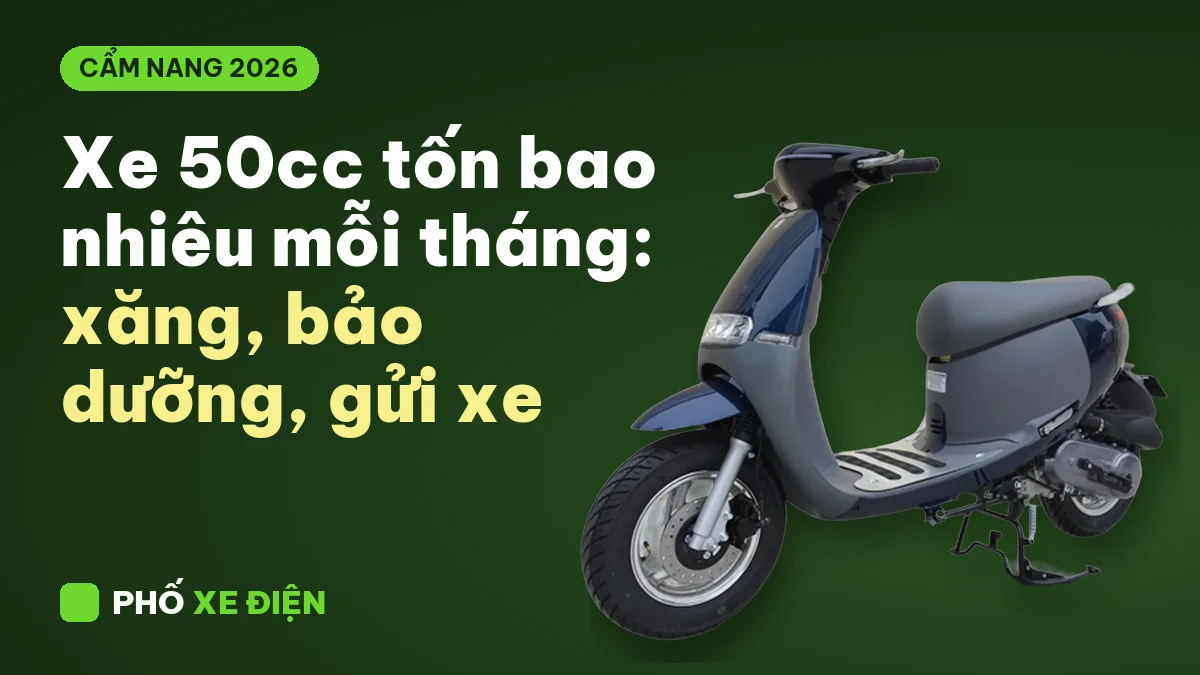 Xe ga 50cc đỗ trước cổng trường cùng sổ ghi chi phí hằng tháng