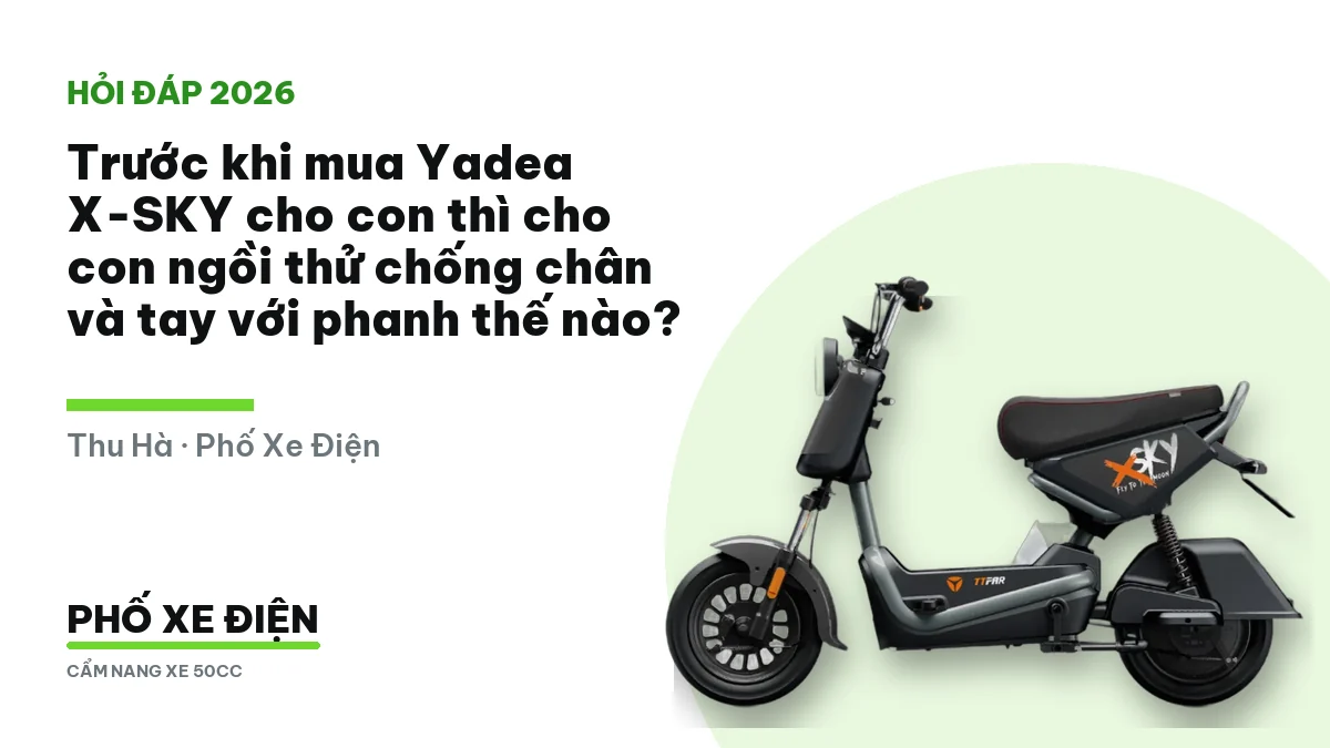 Bạn nhỏ ngồi thử Yadea X-SKY xem chân chống chạm đất và tay với tới phanh