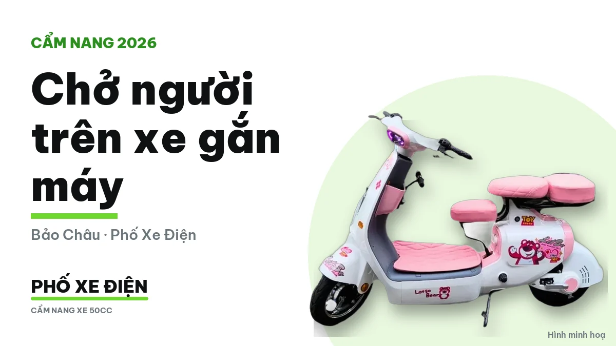 Xe máy nhỏ dựng trước cổng trường học