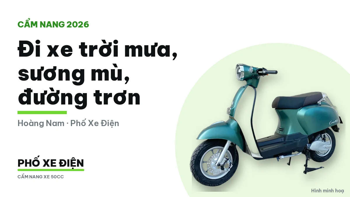 Xe máy đi chậm trên đường ướt trời mưa