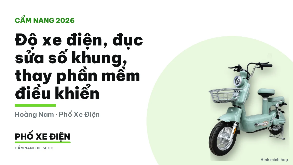 Xe điện dựng trước cửa hàng với khung xe và tem xe nhìn rõ