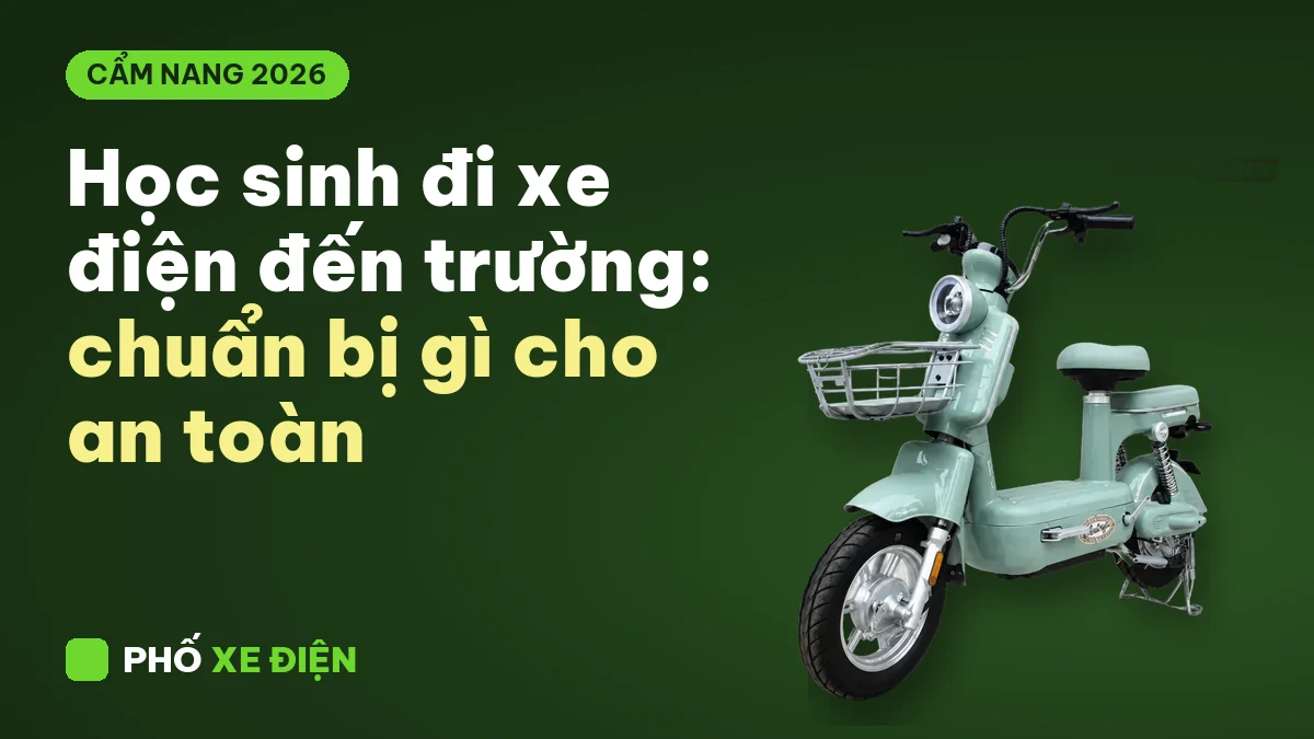 Xe điện đỗ trước cổng trường cùng chiếc cặp học sinh
