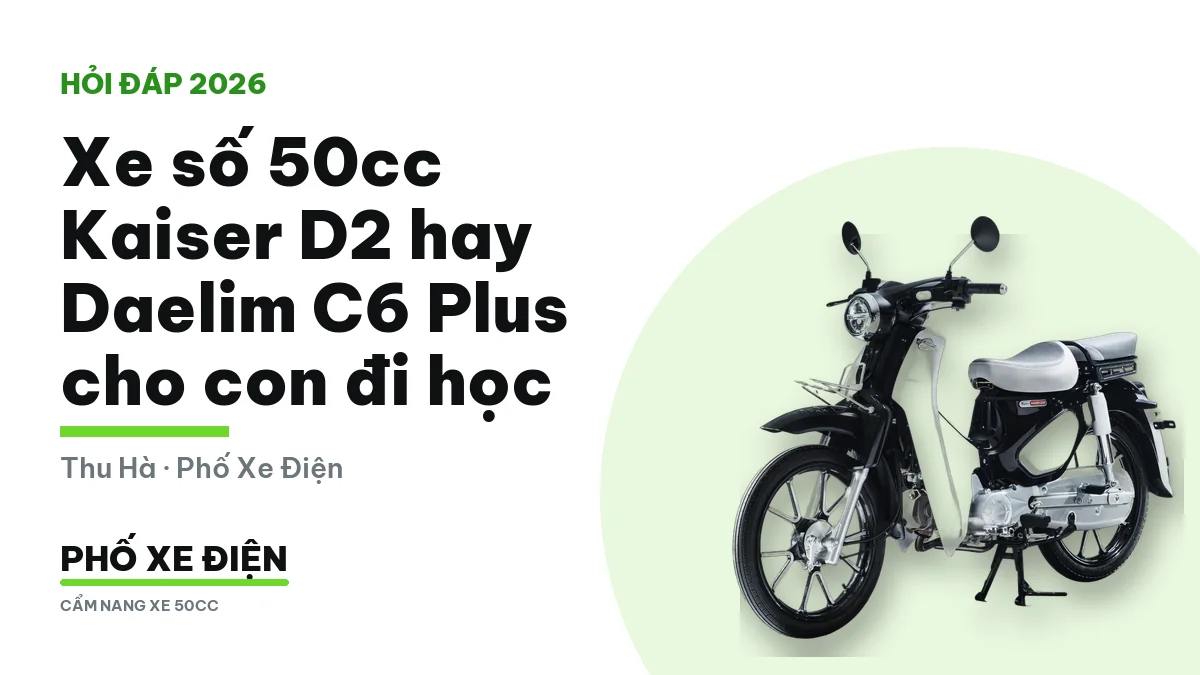 Hai xe số 50cc đặt cạnh nhau cùng mũ bảo hiểm của học sinh
