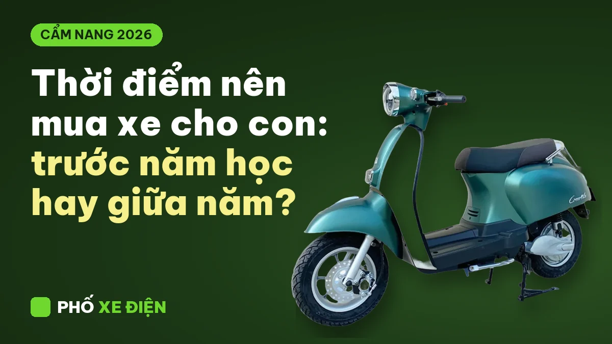 Phụ huynh cùng con chọn xe tại cửa hàng