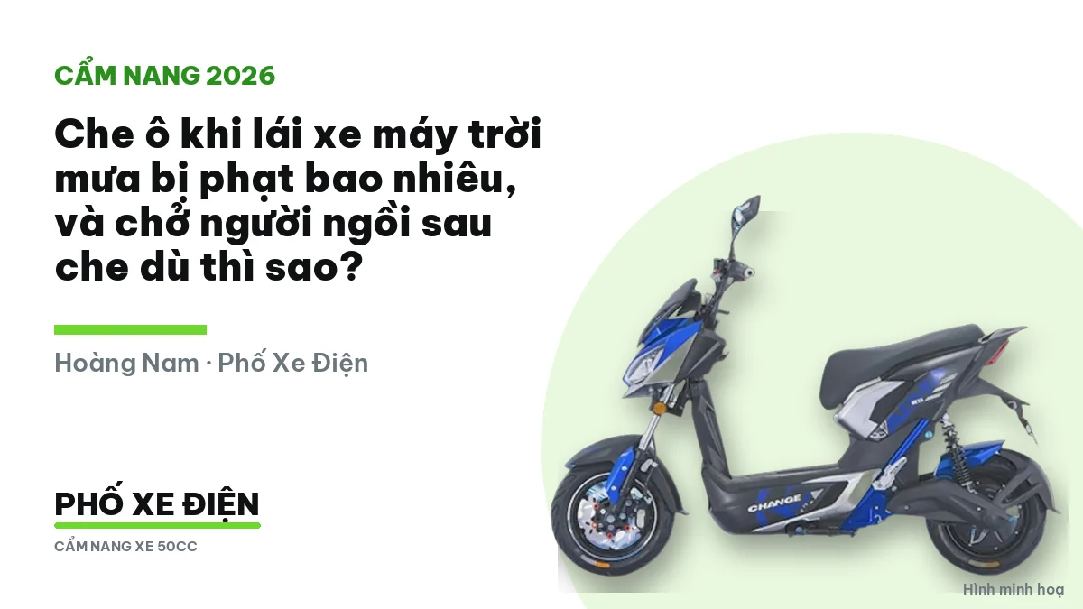 Người lái xe máy dừng xe khi trời mưa thay vì vừa chạy vừa che ô