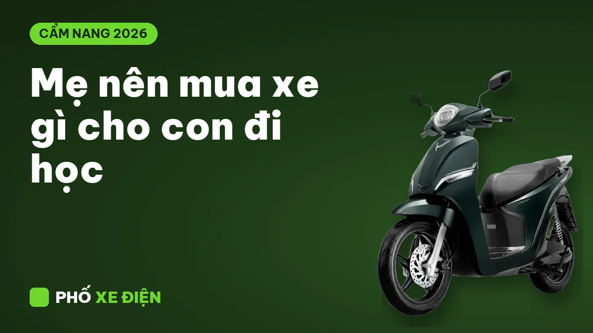 Phụ huynh cùng con học sinh ngồi thử xe máy điện để kiểm tra tầm với và phanh