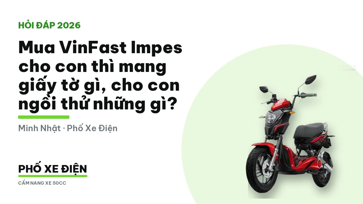 Con ngồi thử VinFast Impes tại cửa hàng, kiểm tra chống chân và tay phanh.