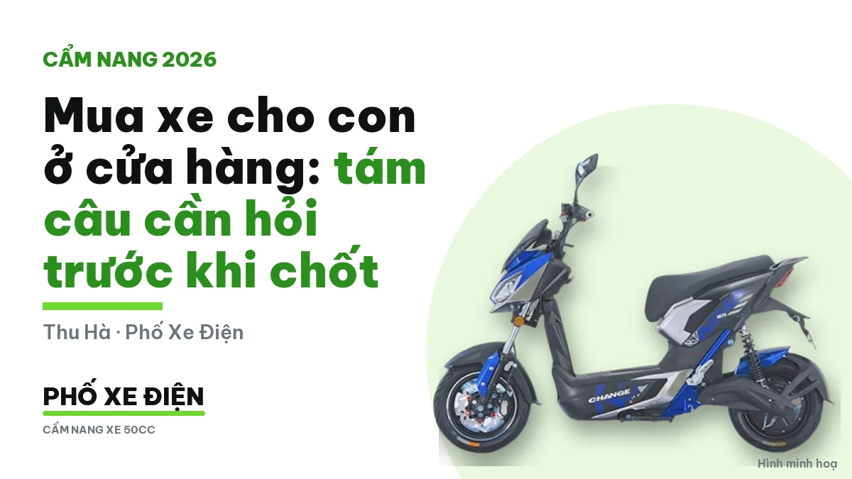 Phụ huynh cùng con hỏi nhân viên cửa hàng trước khi chọn mua xe