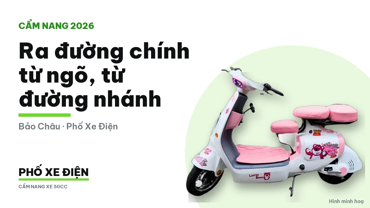 Xe máy điện dừng ở đầu ngõ trước khi rẽ ra đường chính