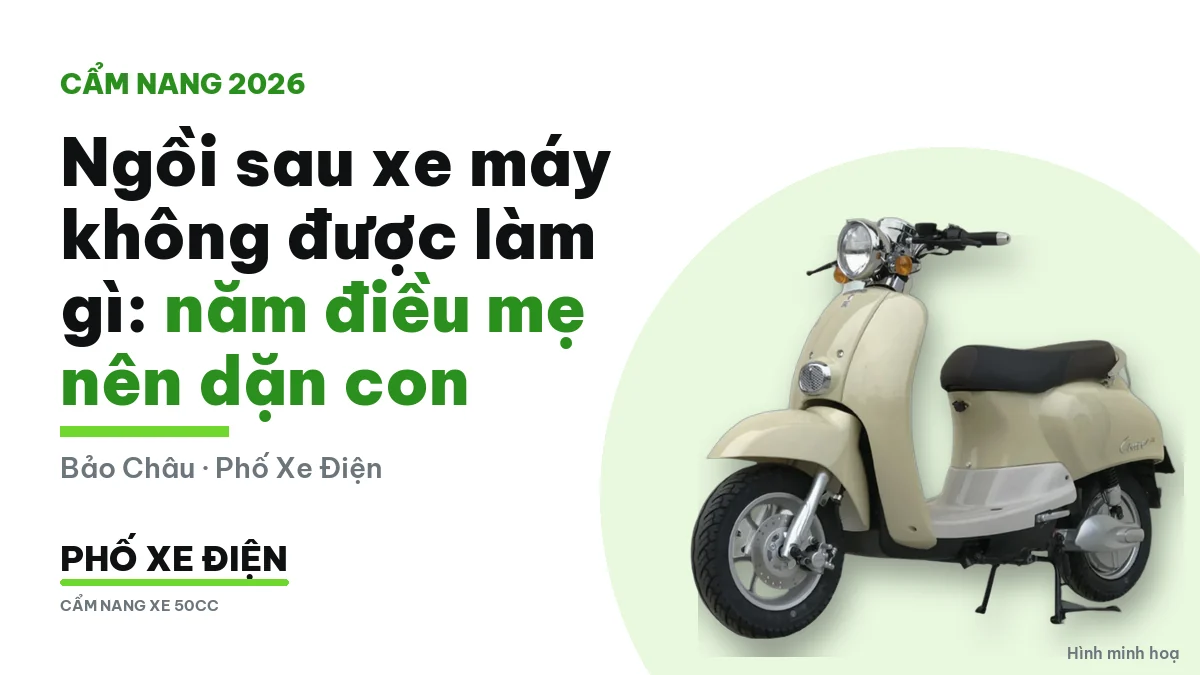 Xe máy dựng trước nhà buổi sáng với mũ bảo hiểm trên yên xe