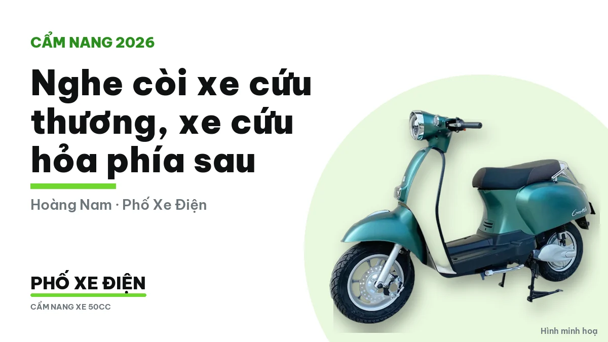 Xe máy sát lề phải nhường đường cho xe cứu thương