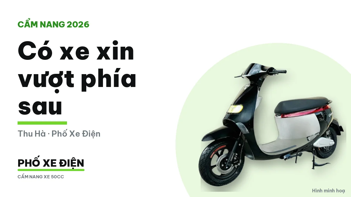 Xe máy phía trước đi sát bên phải nhường đường cho xe xin vượt