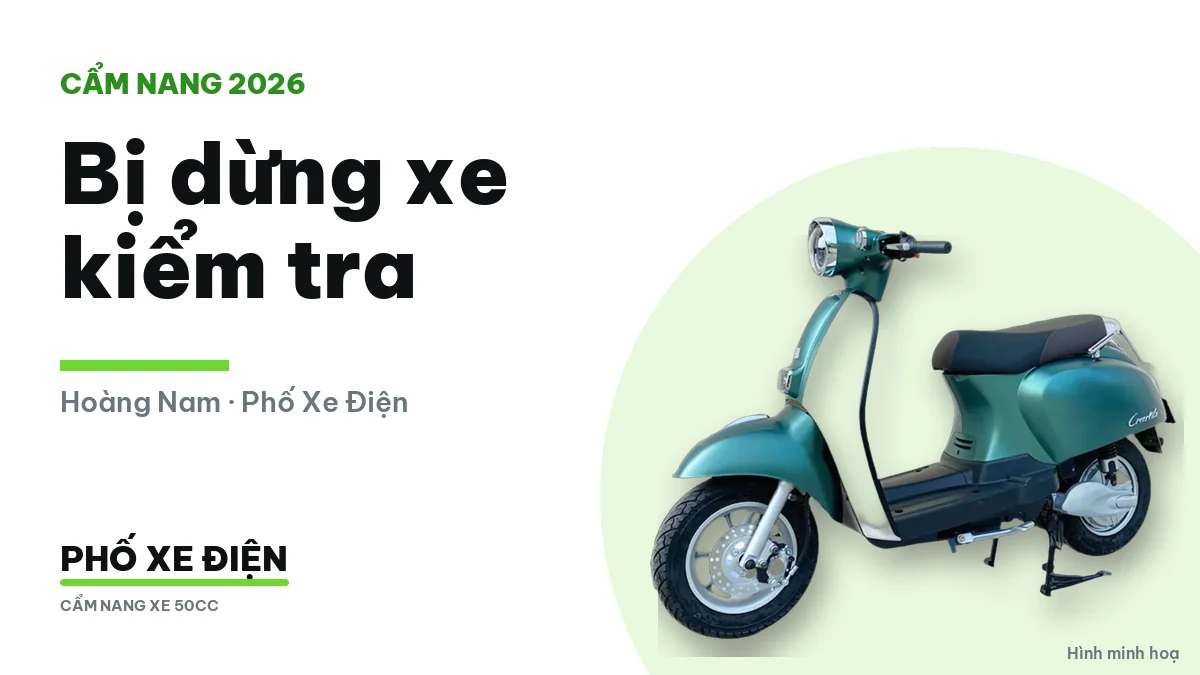 Người lái xe máy dừng xe bên lề đường để kiểm tra
