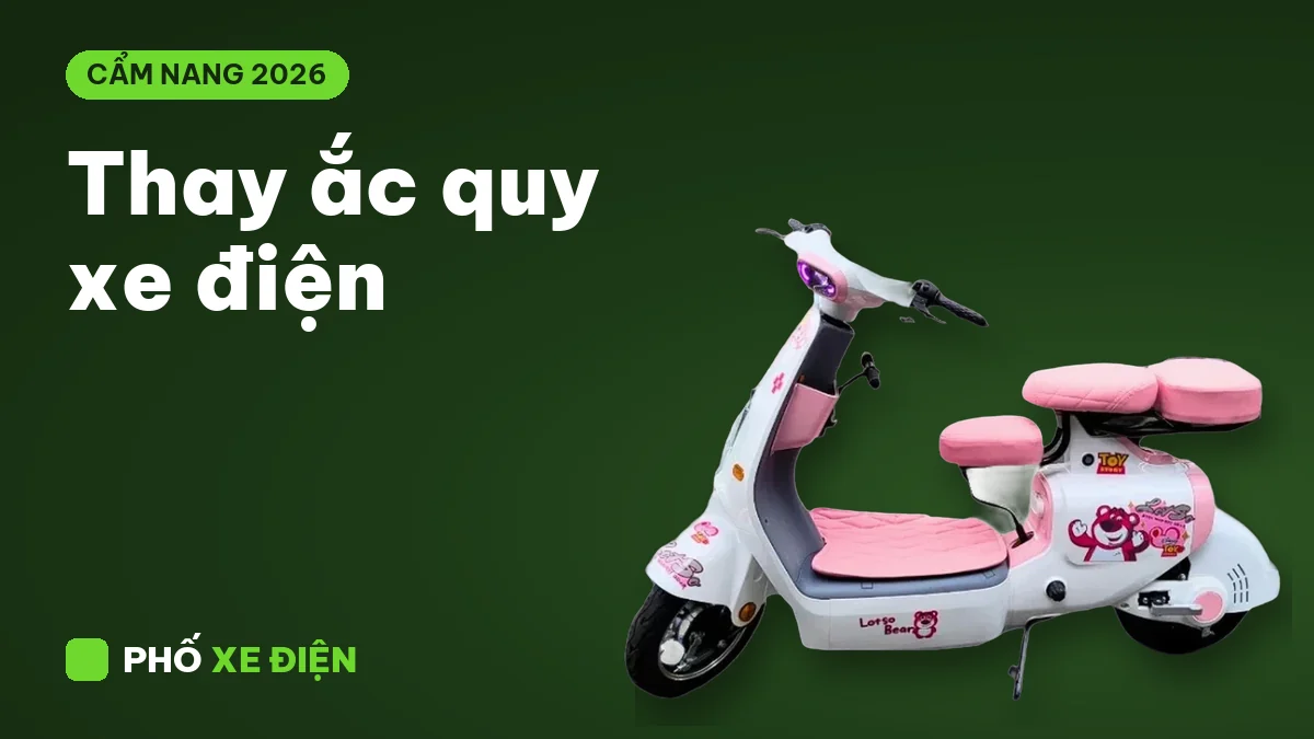 Bộ bình ắc quy xe điện đặt trên bàn thợ