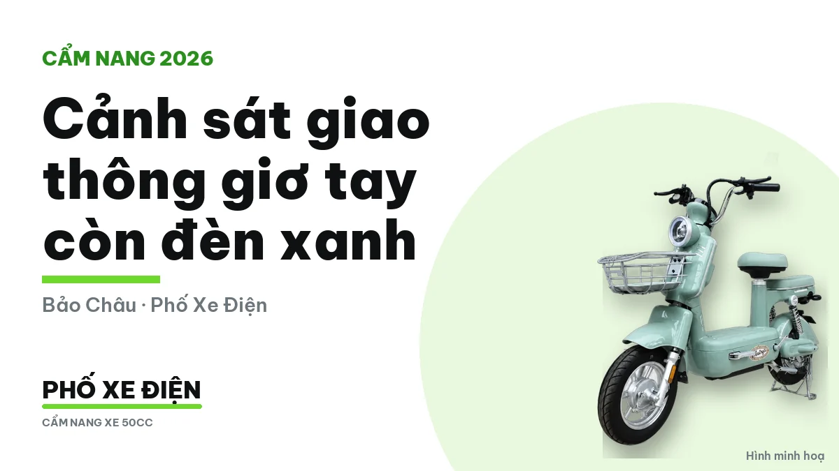 Người điều khiển giao thông ra hiệu tại nút giao khi đèn xanh
