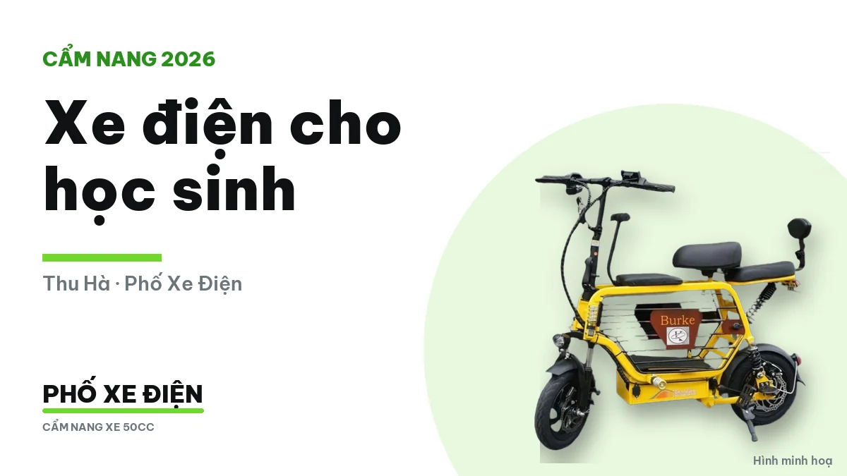 Xe điện đỗ trước cổng trường cùng cặp sách của học sinh