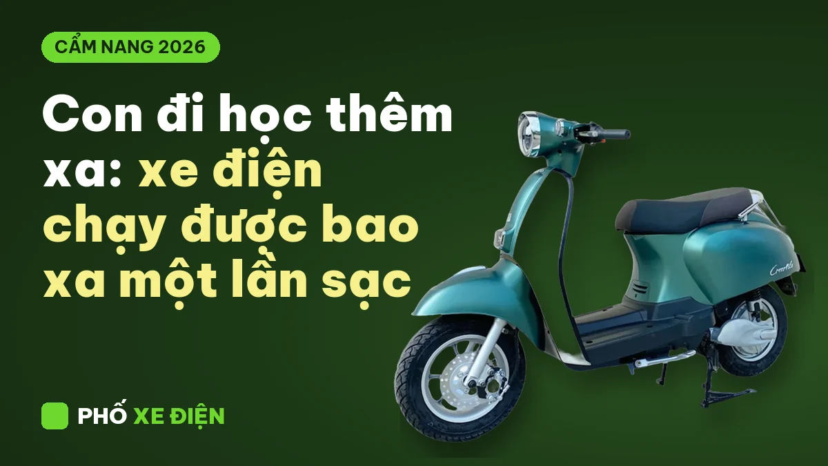 Xe điện đỗ bên đường chiều tối, minh họa quãng đường đi học xa