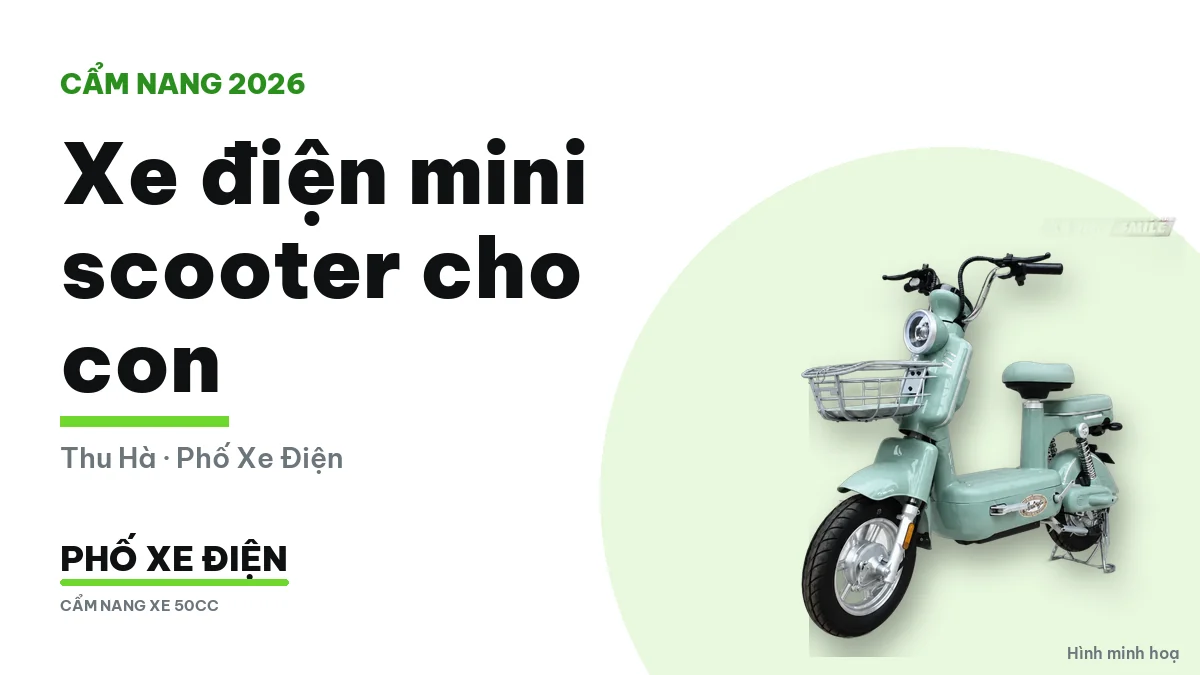 Phụ huynh cùng con ngồi thử xe điện mini scooter nhỏ tại cửa hàng