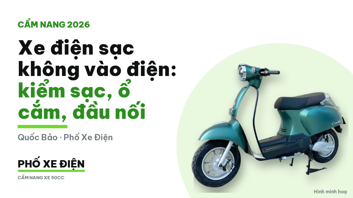 Củ sạc và dây sạc xe điện đặt cạnh ổ cắm để kiểm tra bên ngoài