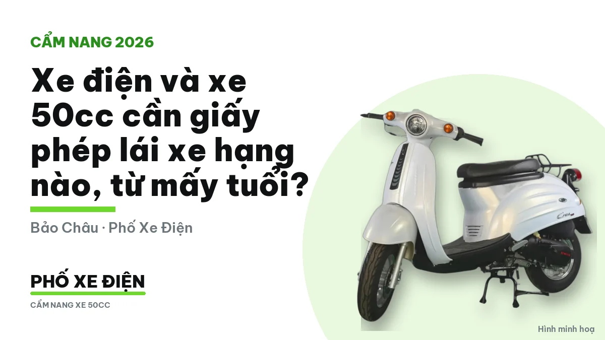 Phụ huynh và học sinh đối chiếu giấy phép lái xe và giấy tờ xe 50cc