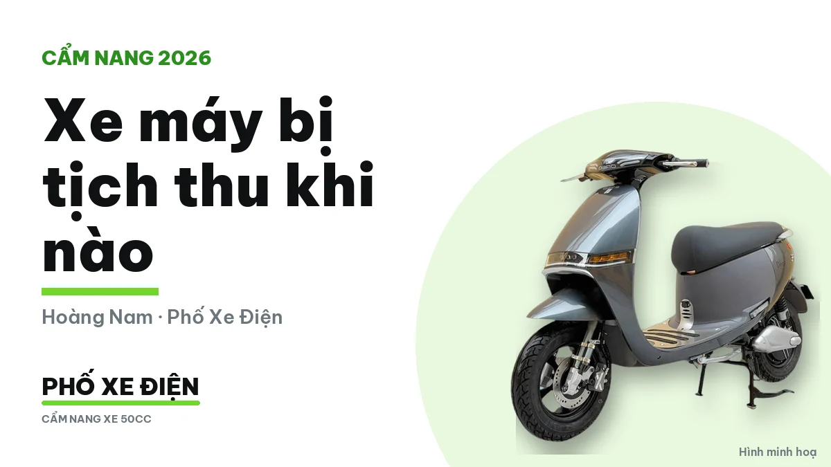 Người lái xe máy ngồi đúng tư thế và giữ cả hai tay trên tay lái