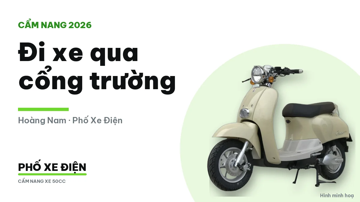 Xe máy giảm tốc độ qua cổng trường giờ tan học