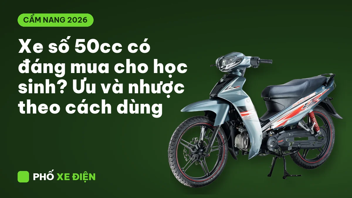 Xe số 50cc đỗ trước cổng trường cho học sinh đi học