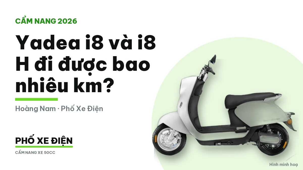 Xe máy điện nhỏ đậu trước cổng trường buổi sáng