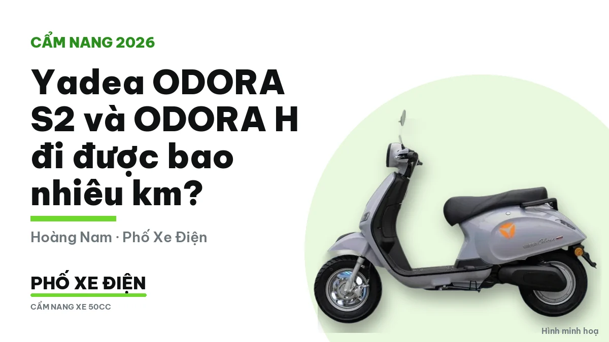 Xe máy điện đậu trước cổng trường buổi sáng