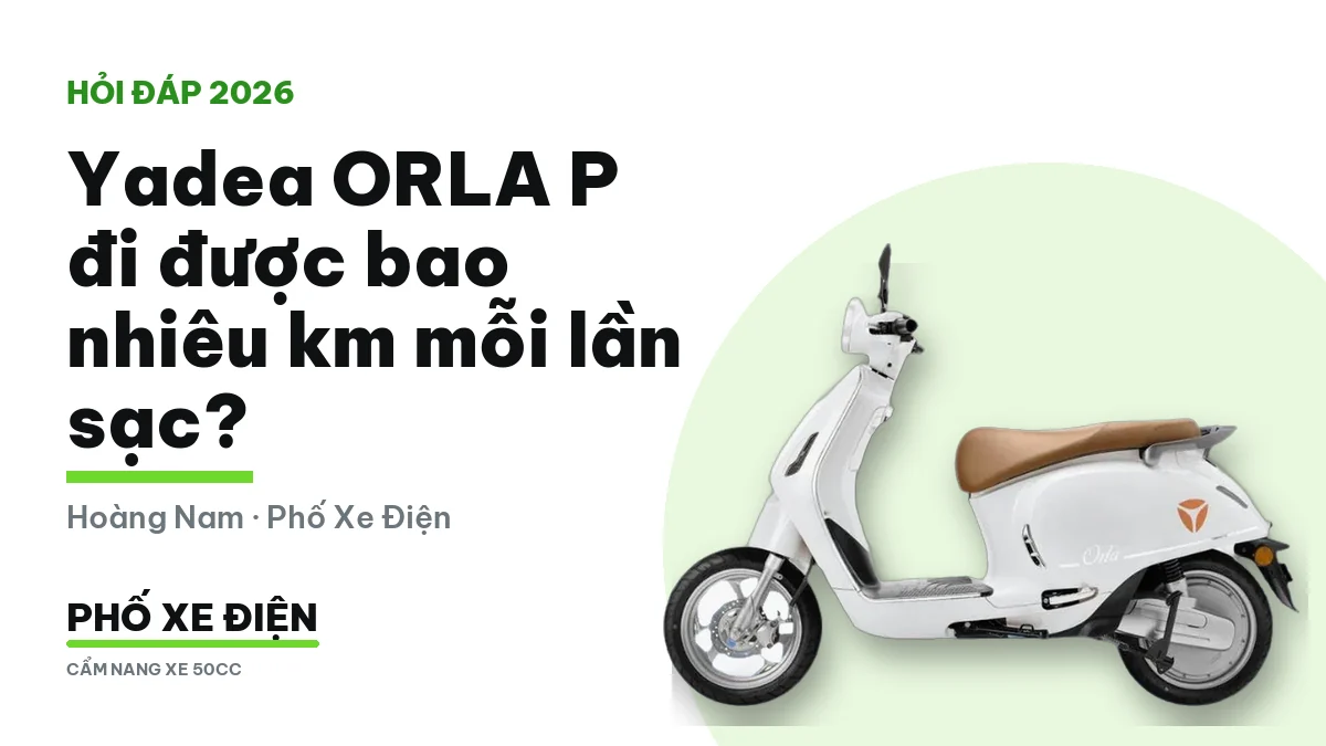 Xe máy điện đậu bên lề đường buổi sáng