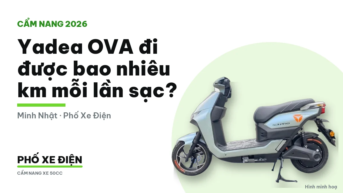 Xe máy điện đậu trước cổng trường buổi sáng