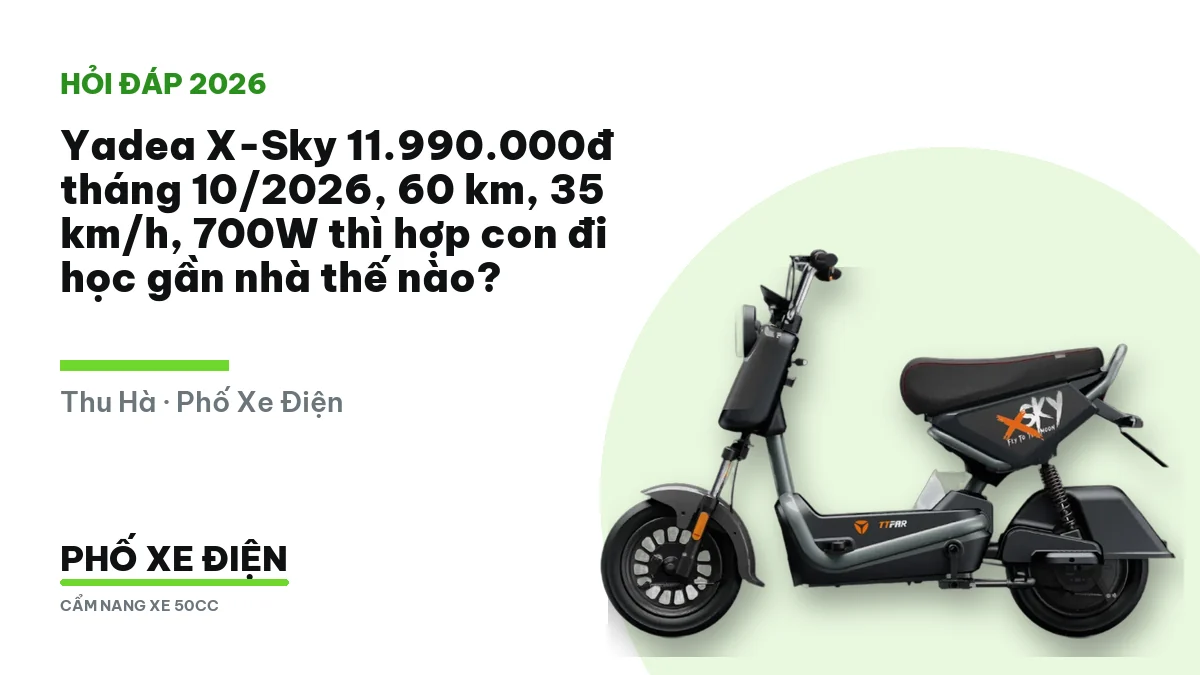 Xe điện Yadea X-Sky dựng trước cổng trường buổi sáng